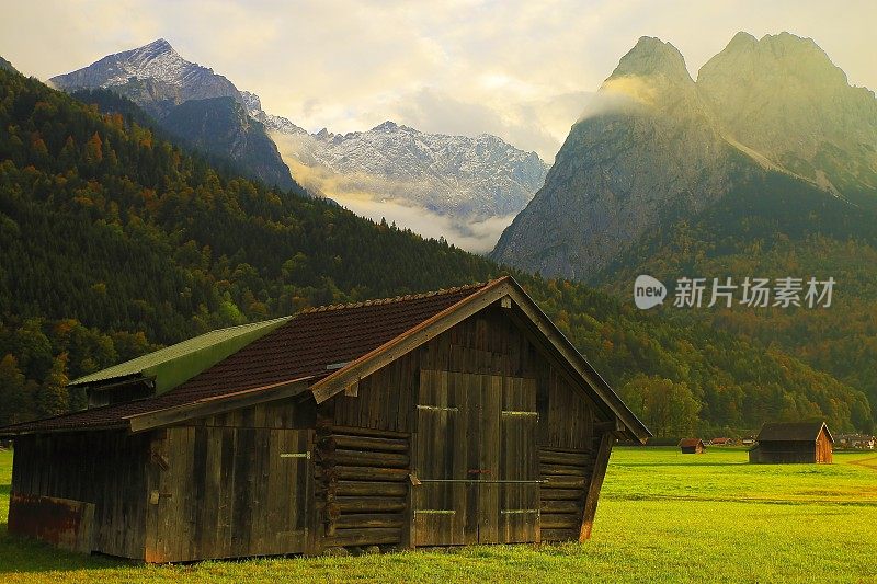 巴伐利亚阿尔卑斯和木制谷仓，德国巴伐利亚的Garmisch Partenkirchen